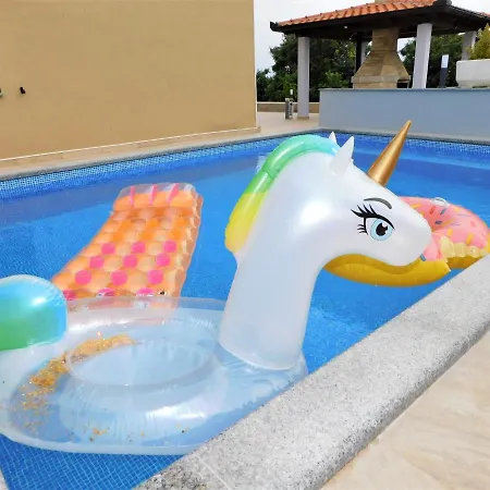 Апартаменты Dino With Heated Pool Омишаль