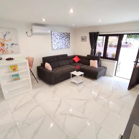 Dino With Heated Pool * Omišalj