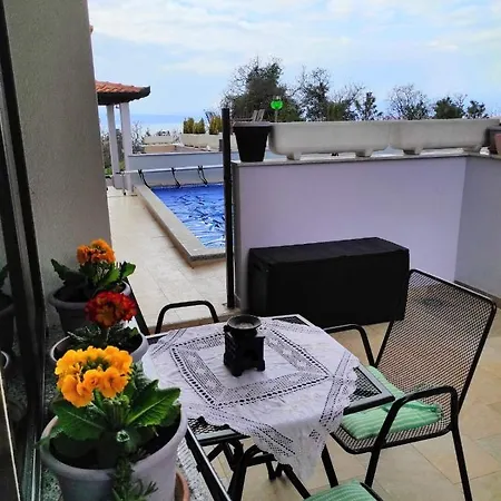 Dino With Heated Pool Apartmán Omišalj