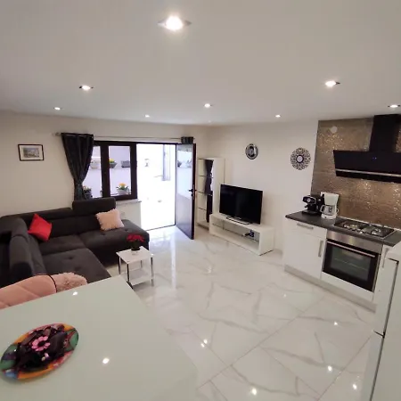 Dino With Heated Pool Appartement Omišalj