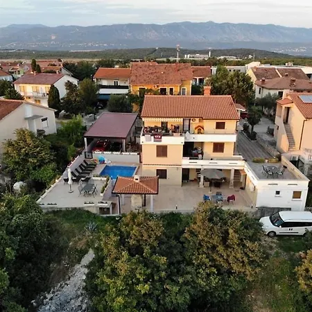 Apartman Dino With Heated Pool