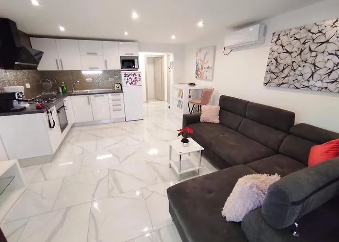 Dino With Heated Pool Apartman Omišalj