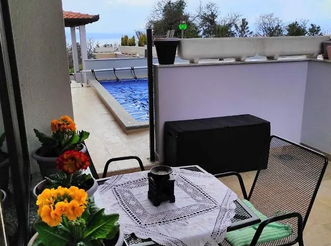 Dino With Heated Pool Apartman Omišalj