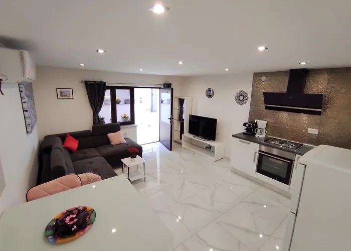 Dino With Heated Pool Apartamento Omišalj