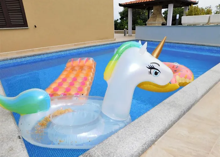 Апартаменты Dino With Heated Pool Омишаль