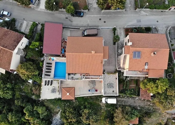 Dino With Heated Pool Omišalj