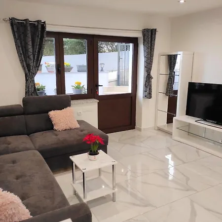 Apartman Dino With Heated Pool *