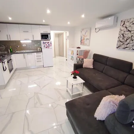 Dino With Heated Pool Apartman Omisalj