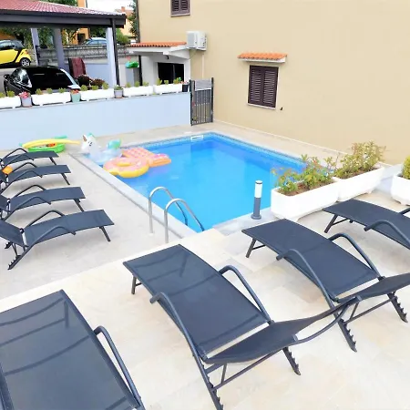 Dino With Heated Pool * Omisalj