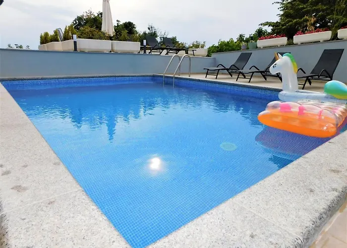 Dino With Heated Pool * Omišalj